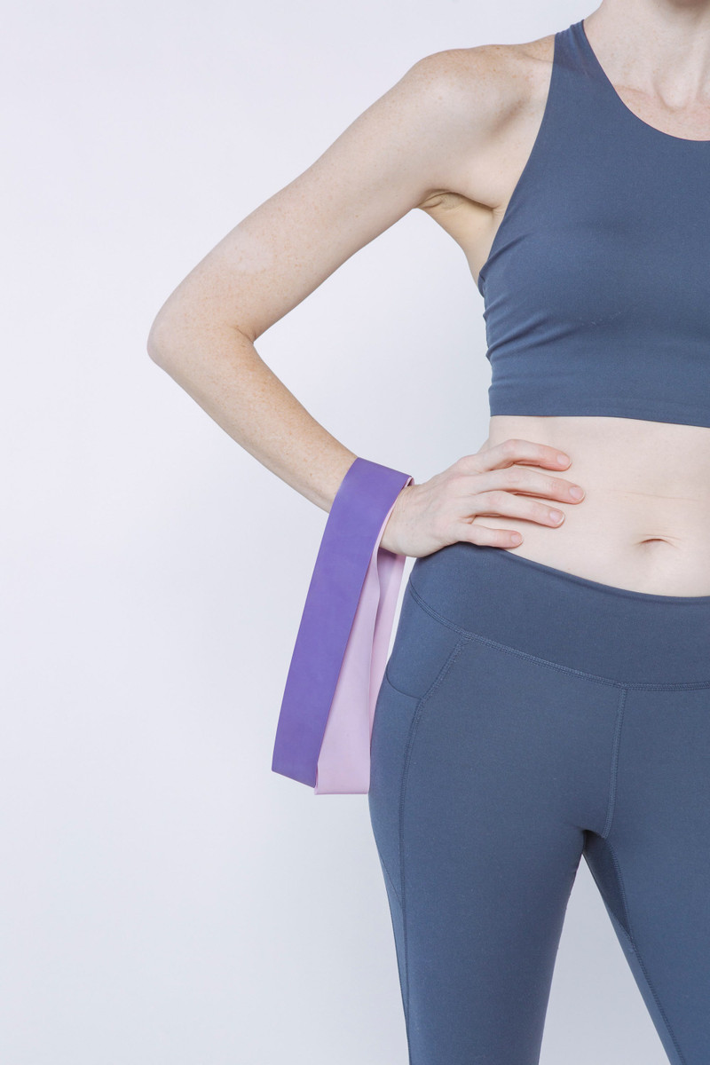 Slate-blue leggings and a band, close.